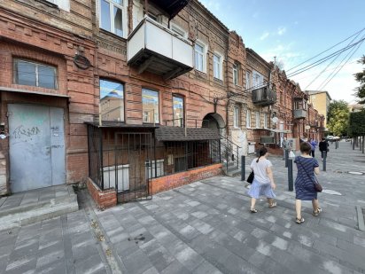 Ул.Троицкая 6 (Красная), цоколь фасад, 2входа, свое убежище! Дніпро