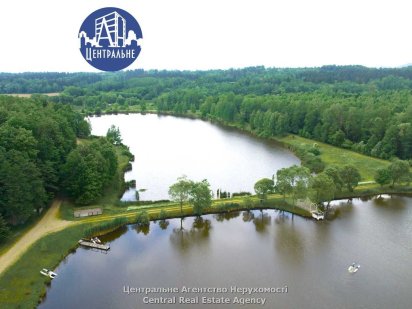 Відпочинковий оздоровчо туристичний обʼєкт у лісистій місцевості.