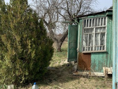 Участок с ветхим домом в ближнем пригороде