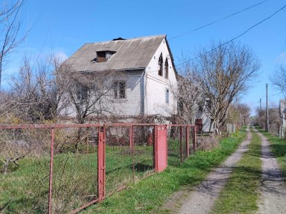 Дачна ділянка з будинком