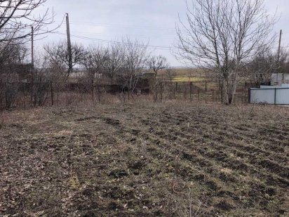 Продаємо дачну земельну ділянку поруч з містом.