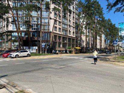 Продаж двофасадної ділянки з хорошим трафіком біля парку