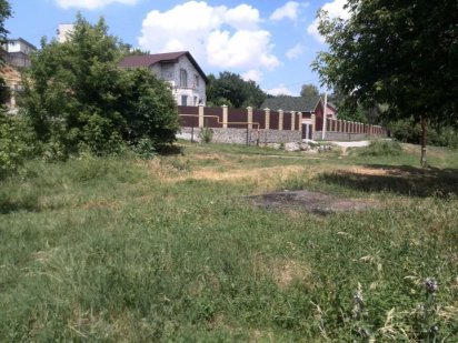 Угол ул. Красная Горка и Чередницкая, р-н дет. больницы 7соток. Кременчук