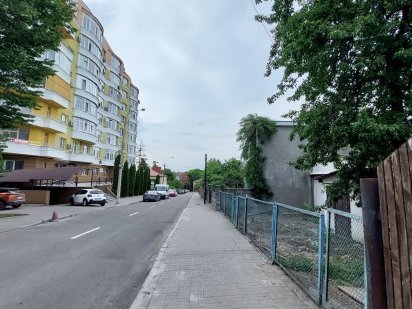 Простора земельна ділянка у самому центрі Рівне