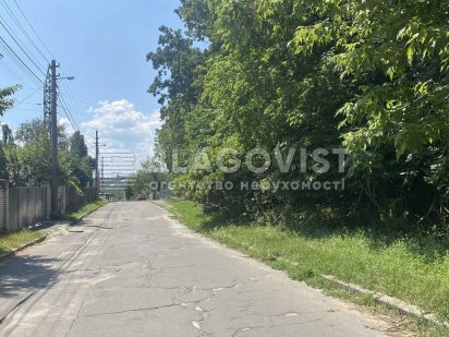 Поруч Голосіївський ліс, житлова забудова, асфальт. Киев