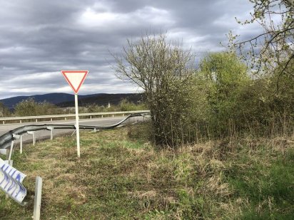 Продажа ділянки в р-ні  Оноківської ,кутовий,поруч з трасою