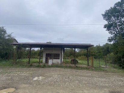 Ділянка комерційного призначення з невеликою будівлею. Чернівці