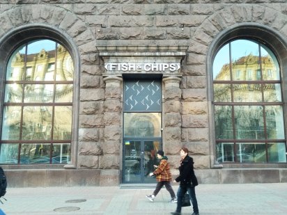 Крещатик 24. Проходной фасад,витрины.вытяжки,все коммуникаци. Київ