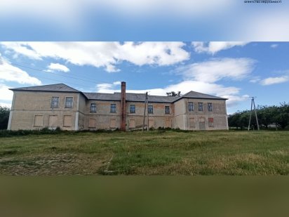 Продаються приміщення адмінбудинку та магазина-бару в центрі с.Ржавинц Черновцы