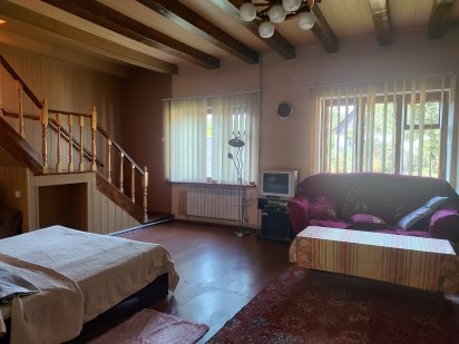 3-х кімнатний будинок з сучасним ремонтом.