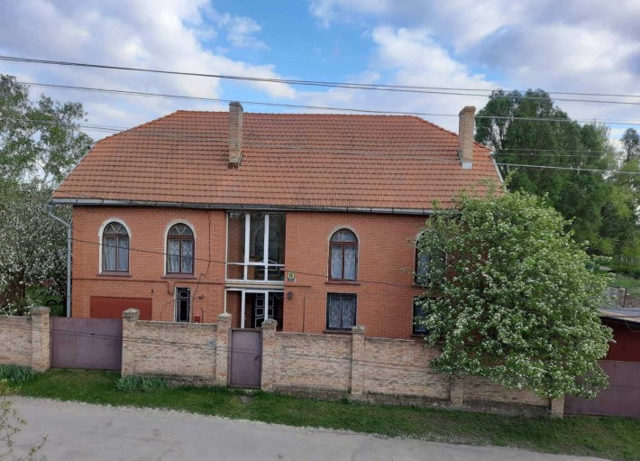 Загальна площа 341 м2, житлова (8 кімнат)151,6 м2, торг - фото 1