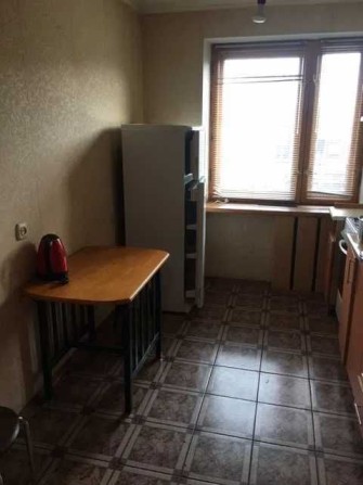 Продам квартиру в центре возле солнечного парка 3 комнаты, 3 этаж - фото 1