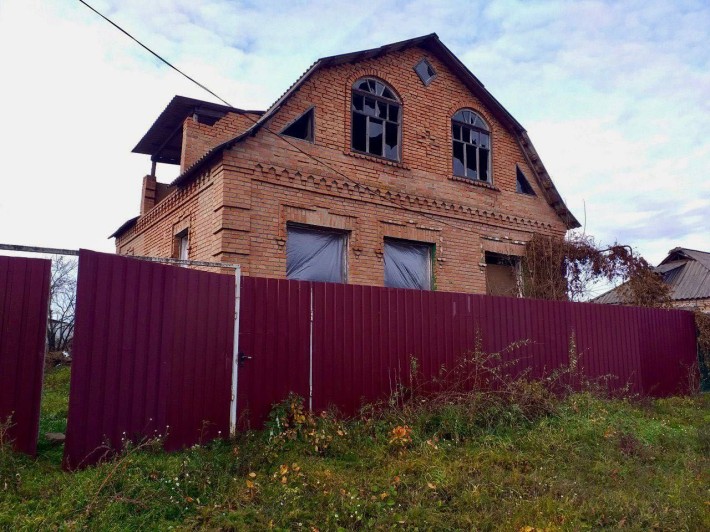 Будинок двох поверховоий з підземним гаражем і балконом і ділянкою - фото 1