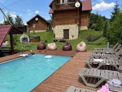 Відпочинок у Карпатах з басейном  Котедж У Василя Микуличин