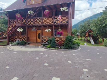 Котедж"Ясень"на5 номерів санвузол у кожному номері до17місць є басейн Микуличин