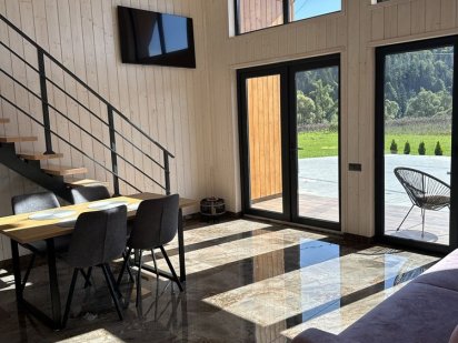 Сучасний будиночок для відпочинку в Східниці з чаном джакузі Сходница