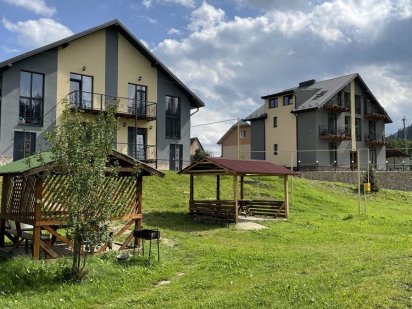 Садиба на березі річки. Славское