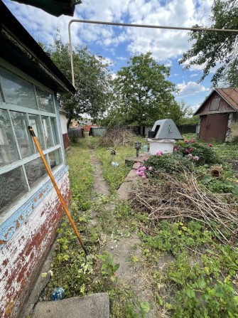 Дом в городе. Узин.Боьшой двор,спокойное место для проживания. - фото 1