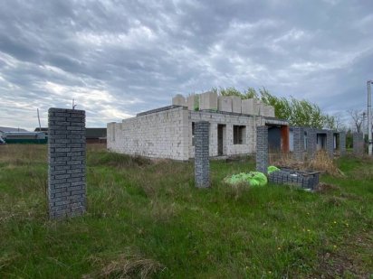 Продам земельну ділянку з незавершеним будинком