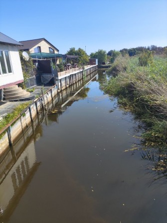 Продам в самом центре участок с домом. Есть выход к воде - фото 1