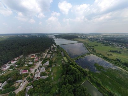 Участок возле леса и озера