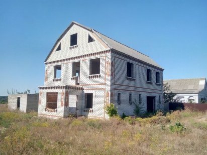 Земельна ділянка з недобудованим будинком Черняховка