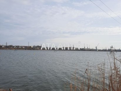 Участок возле озера