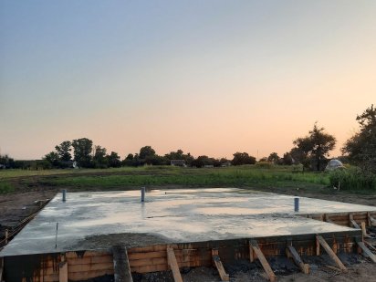 Продам участок з фундаментом Глобине