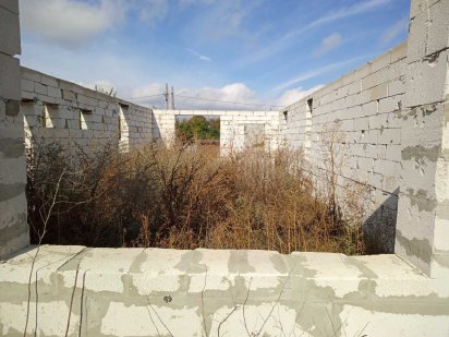 Продам участок с недостроенным домом. Бобровка