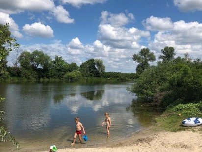 Крехаiв. 16,11 соток, р. Любич поруч. Вул. Незалежностi, центр села. Крехаев