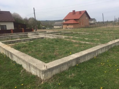 Срочно продам земельну ділянку з фундаментом Сторожинец