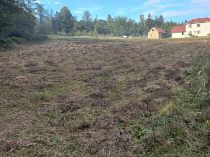 Поодам земельну ділянку Мигове