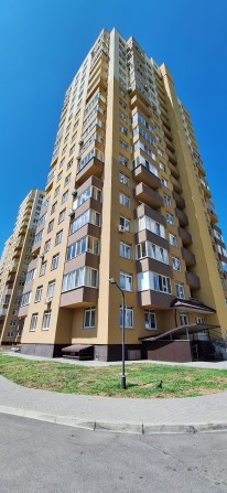 Продам 2 ком. квартиру в ЖК Сонячний 60 кв.м. - фото 1