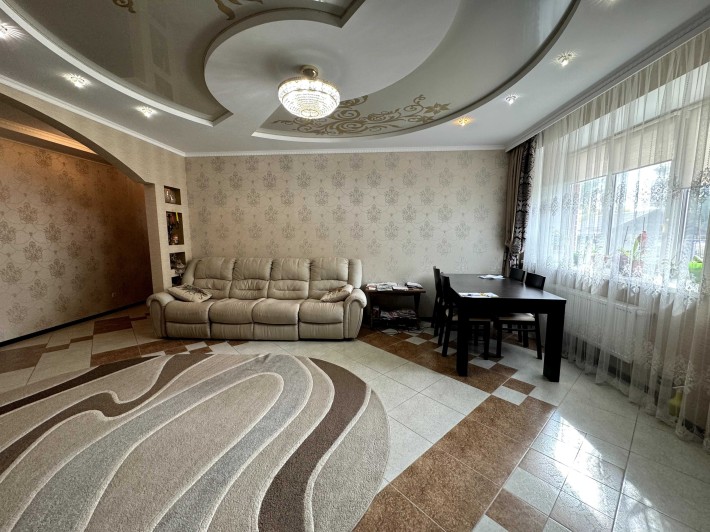 Продам в ЦЕНТРі 3 кім. квартиру з ремонтом , інд. опаленням , 134 кв.м - фото 1