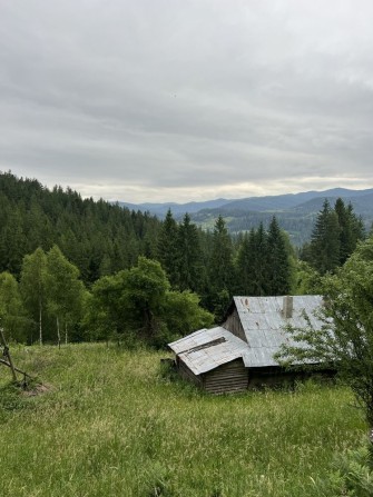 Продається гарна ділянка під будівництво з будинком, світлом і водою - фото 1