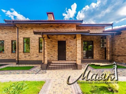 Уютный одноэтажный дом в лесу вблизи реки Днепр.