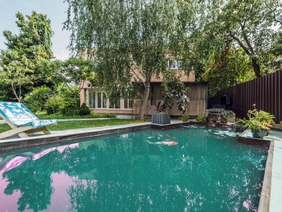 Будинок в центрі парку. Розливне пиво. HI-FI audio. Бомбосховище