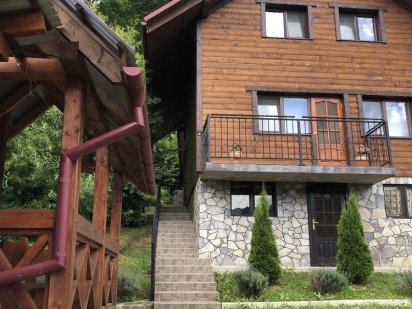 Здається будиночок. Баня і чан є на території Русская Поляна