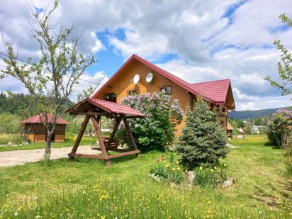 Відпочинок в Карпатах котедж "Крайка" с.Микуличин .біля річки Микуличин