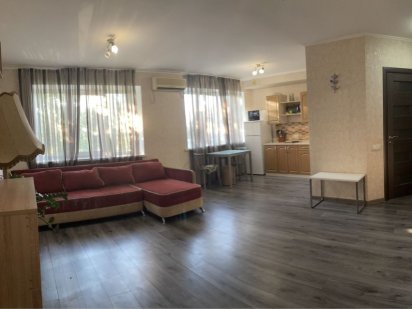 Своя ! Пр Богдана Хмельницкого 16. Рядом 16 больница. Центр Дніпро