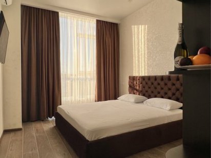 8 жемчужине , есть  паркинг ,Французский будьвар 60 б, трешка ,Аркадия