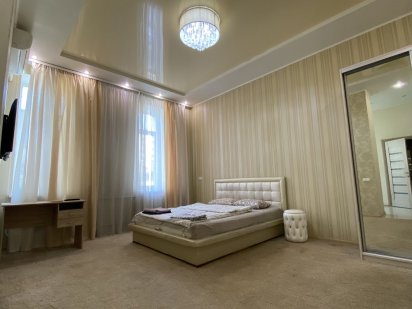 Посуточно, 3 этаж, центр, 2 мин м.Университет, площадь Свободы Харьков