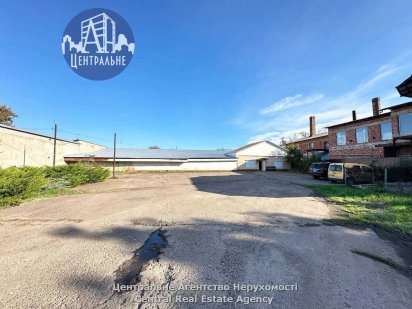 Нежитлове приміщення по вул. Машинобудівників із територією і заїздом Черновцы
