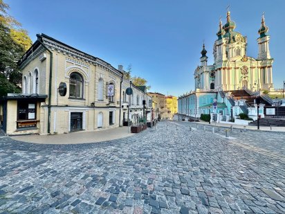 Фасадное помещение на Андреевском спуске в Киеве с действующим отелем Киев
