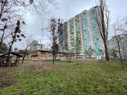 Продаж будівлі 2200 м2 - з ділянкою - 1-гектар / р-н Дарницької площі Київ