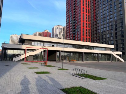 Оренда. Комерція. Фасад. 80м. 4.4м -стеля. Вихід Вітрина О.Олеся 10А Київ