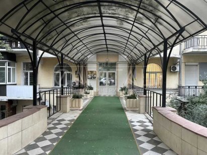 Приміщення з ремонтом. Центр. вул. Предславинська 30. Палац Україна Киев