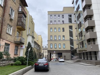 Продам цоколь. Золотые ворота, Театральная 5 мин. Богдана Хмельницкого Київ