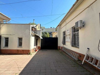 Продам отдельно стоящее здание на 7 сотках с фасадным входом Центр 