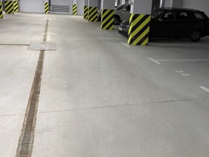 Пакетом 3 паркомісця паркінг метро Деміївська (Демеевская) Київ